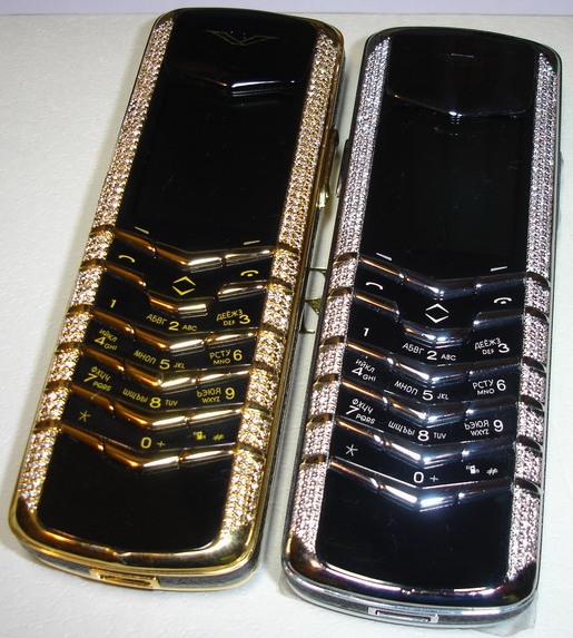 Один из самых роскошных телефонов Vertu: 18 каратное золото и...
