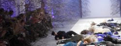 Мужчины в свадебных платьях и … «Расстрел» на подиуме