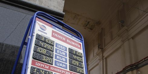 В Беларуси население и бизнес не видят валюты, а власти — валютного кризиса