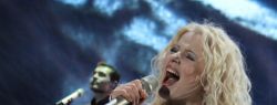 Мика Ньютон попросила европейцев молиться за нее и слать смс