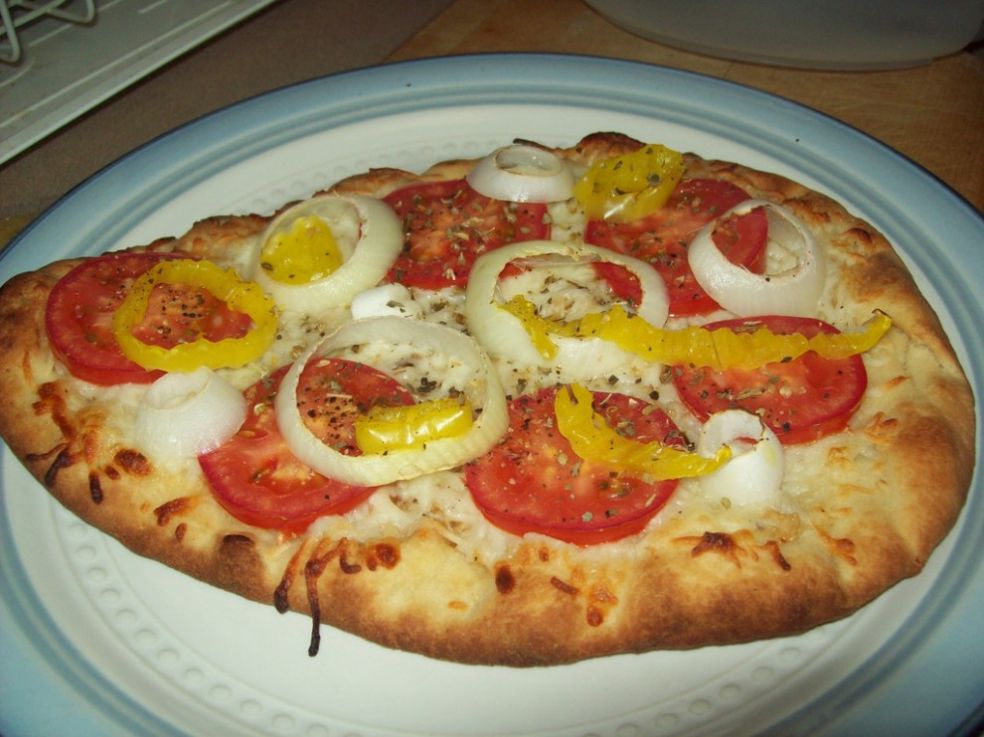 Пицца с сыром, луком и помидорами
