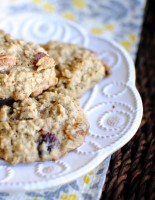 Oatmeal cookies with raisins and roasted Pecan