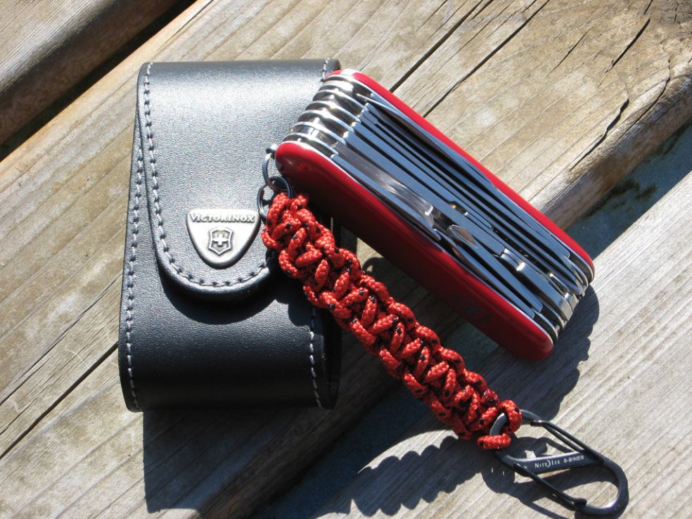 Складные ножи швейцарской фирмы Викторинокс стали предметом