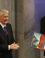 Бараку Обаме вручили Нобелевскую премию мира