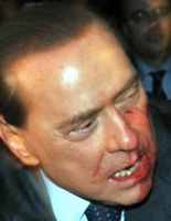 Сильвио Берлускони дали по лицу (видео)