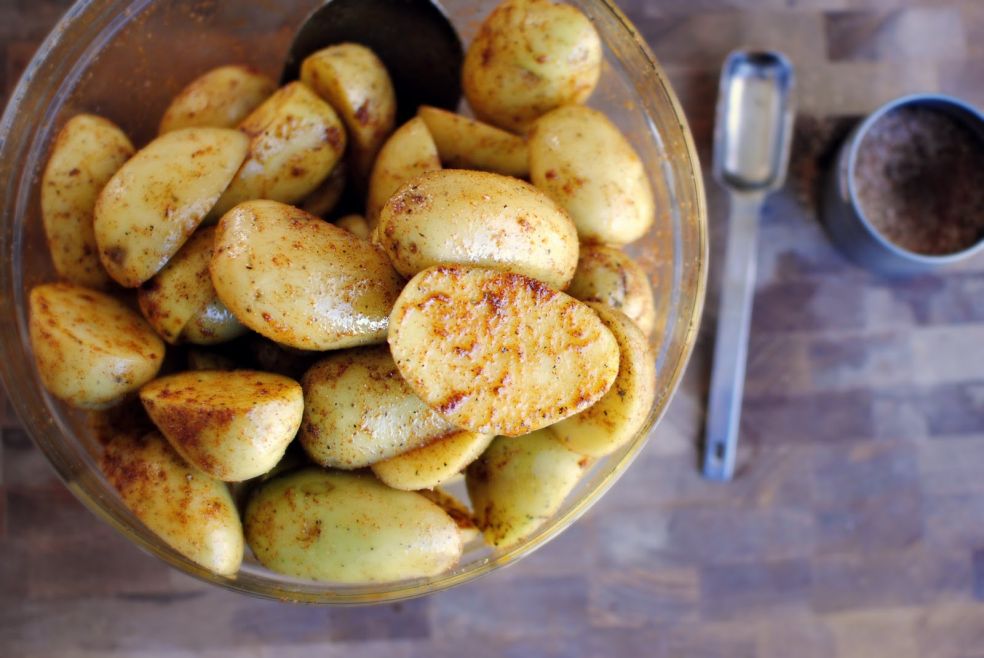 Пряный картофель. Картошка пикантная. Пикантный картофель в духовке. Красиво выложить картофель.