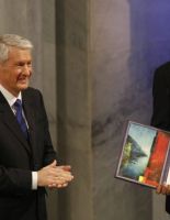 Бараку Обаме вручили Нобелевскую премию мира