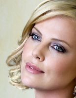 В фильме «Серый человек» Брэда Питта заменит Шарлиз Терон