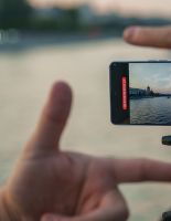 «Снято на iPhone»: почему TikTok и Instagram теперь выглядят как кино