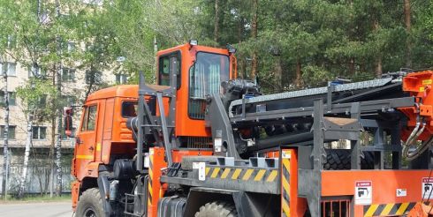 Ямобуры — грузовики с бурильно-крановой установкой