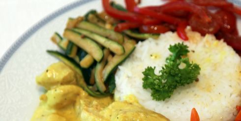 Рецепт для похудения: курица с карри и манго и салатом из моркови