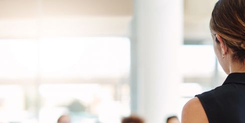 Публичное выступление без паники: чему учит командный тренинг и чего не даст индивидуальный курс