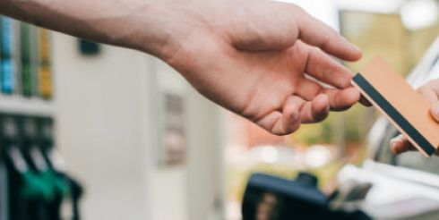 Не только для фур — зачем топливная карта службе доставки или таксопарку