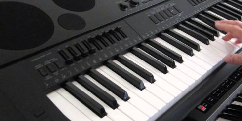 Интернет-магазин Casio предлагает приобрести синтезатор WK-7600 и получить стойку в подарок