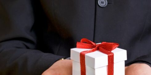 Стильный и актуальный подарок официальному лицу