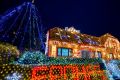 Американка спровоцировала пробки, украсив дом десятками тысяч рождественских огней (видео)