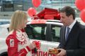 Михаил Юревич наградил чемпионку мира Ольгу Фаткулину автомобилем