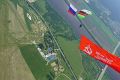 Знамя Победы площадью 375 кв. м развернули в небе парашютисты «Технодинамики»