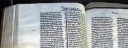 В Англии нашли 400-летнюю Библию короля Якова