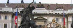 Тысячи туристов стремятся увидеть обычно закрытые залы Пражского Града