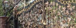 Ковка может быть даже с аэрографией на воротах