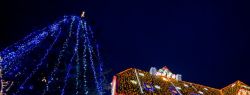 Американка спровоцировала пробки, украсив дом десятками тысяч рождественских огней (видео)