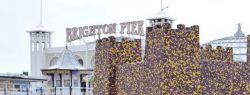 В Англии на пляже возвели замок из 90 тысяч шоколадных конфет