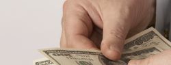 Из каких банков украинцы забирают деньги