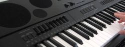 Интернет-магазин Casio предлагает приобрести синтезатор WK-7600 и получить стойку в подарок