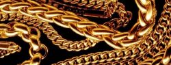 Золотые цепочки — неизменно популярное украшение