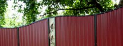 Советы по сооружению забора из профнастила