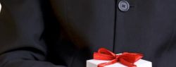 Стильный и актуальный подарок официальному лицу