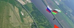 Знамя Победы площадью 375 кв. м развернули в небе парашютисты «Технодинамики»