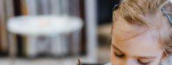 С 3 декабря на ВДНХ детей и взрослых учат делать новогодние украшения