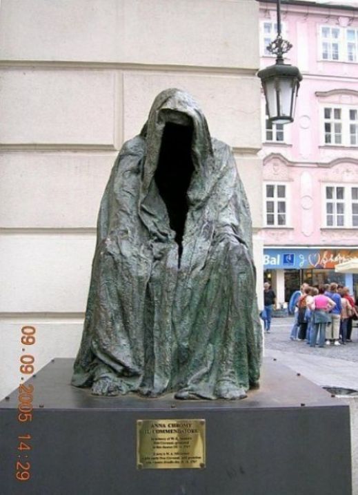 Странные статуи