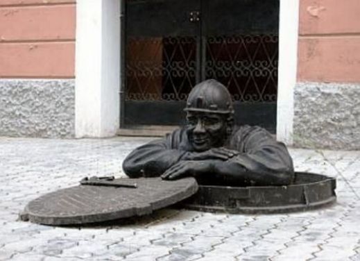 Странные статуи
