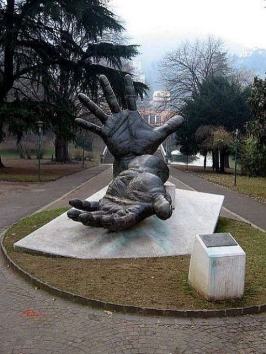 Странные статуи