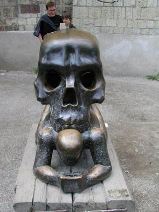 Странные статуи