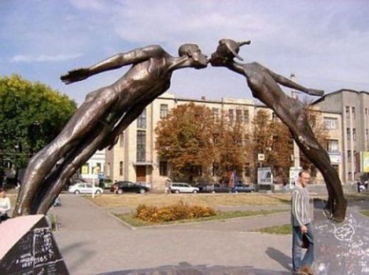 Странные статуи